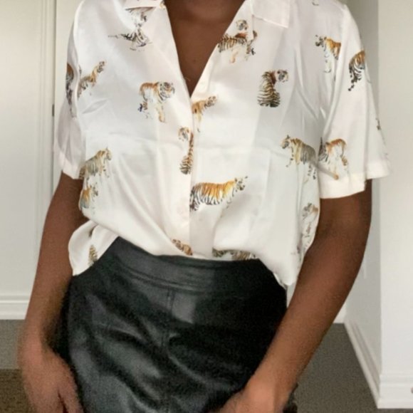 White Collared Tiger-Pattern T-Shirt - Picture 2 of 3